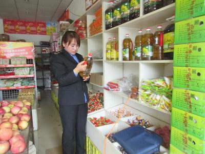 莊浪縣永寧鄉(xiāng)食藥監(jiān)所規(guī)范轉(zhuǎn)基因食品專(zhuān)柜銷(xiāo)售，保障消費(fèi)者知情權(quán)